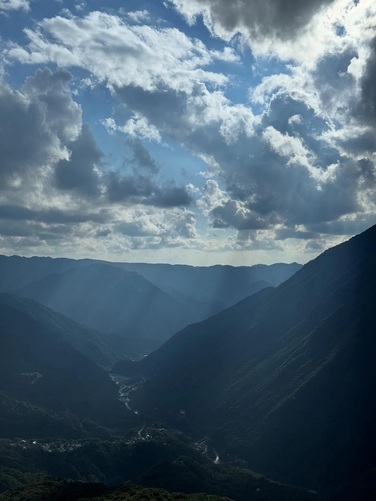 #雲の隙間から溢れる陽の光