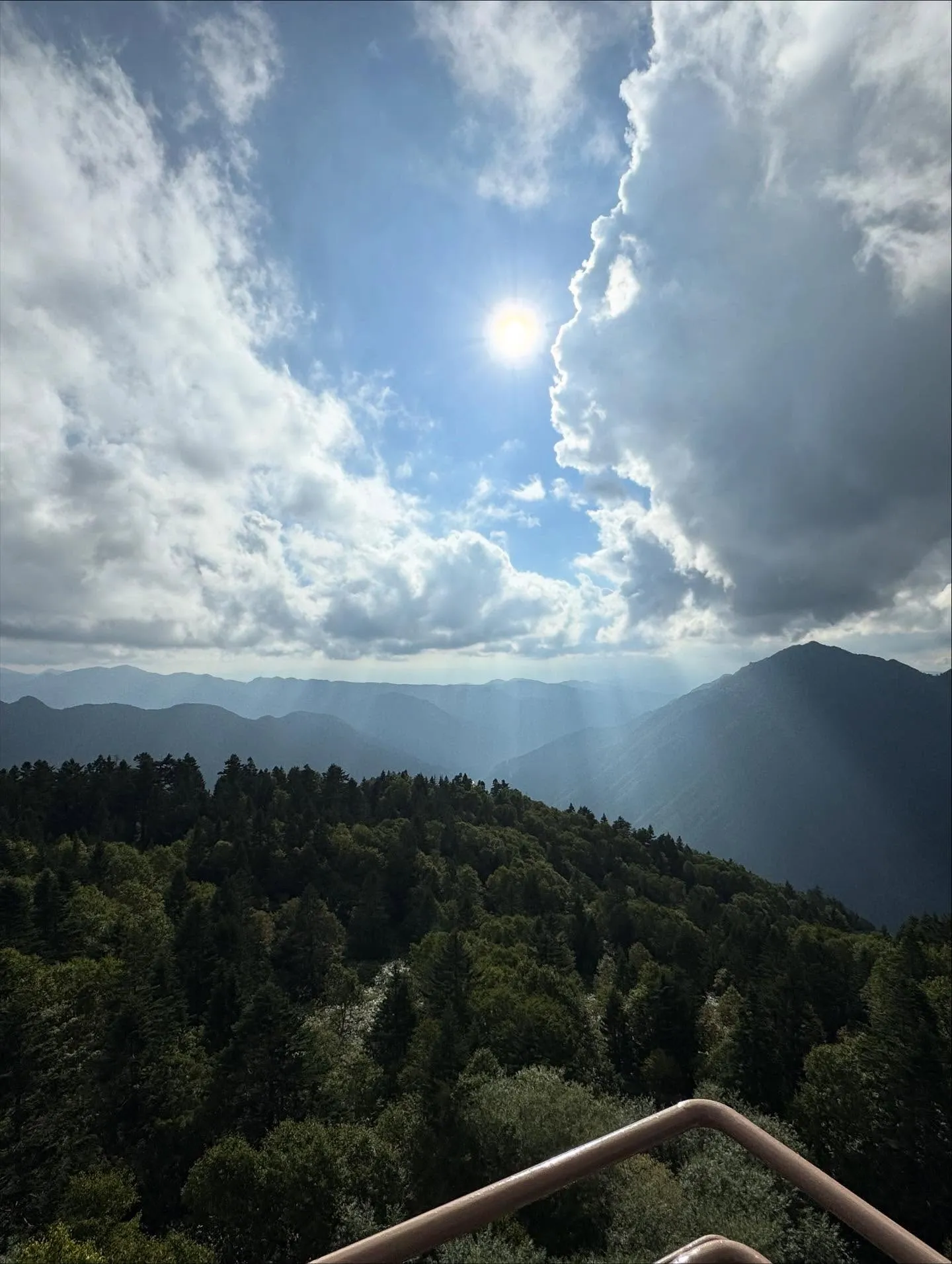 #雲の隙間から溢れる陽の光