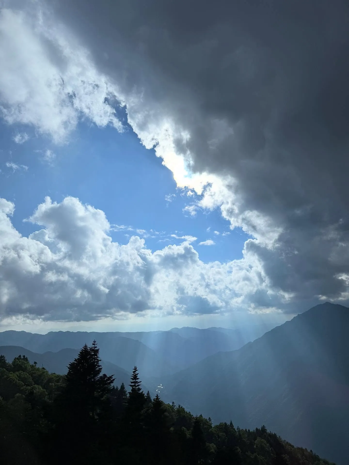 #雲の隙間から溢れる陽の光