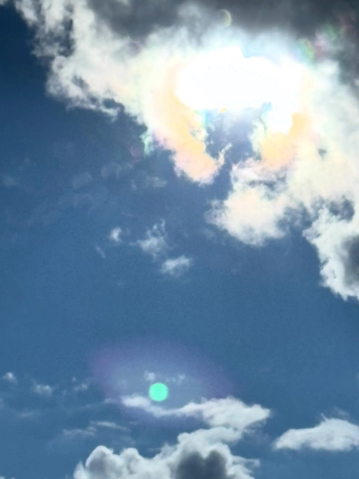 #雲の隙間から溢れる陽の光