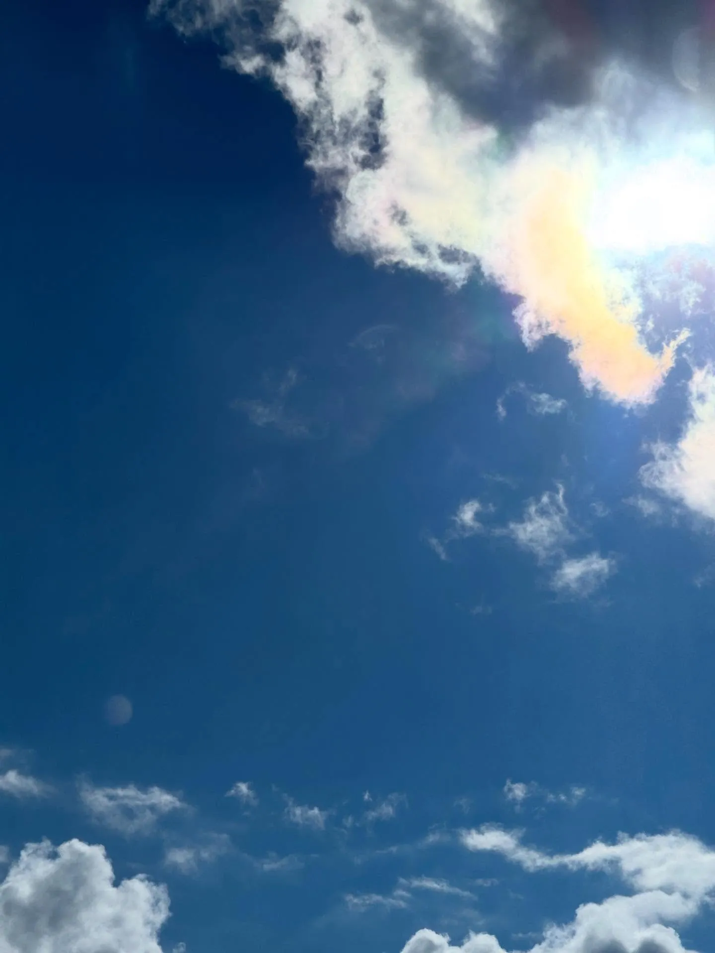 #雲の隙間から溢れる陽の光