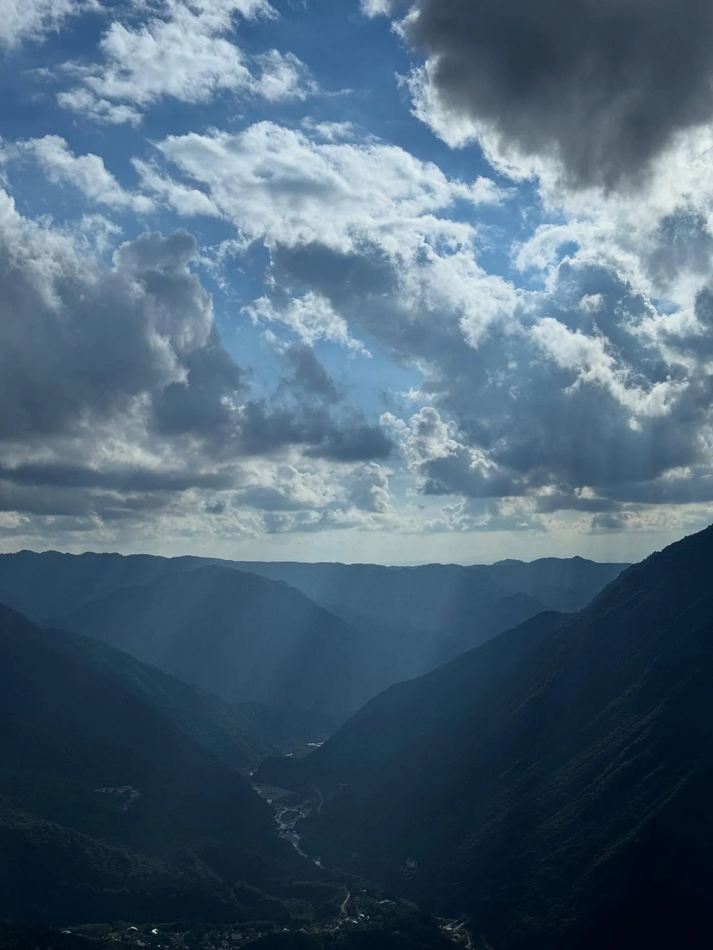 #雲の隙間から溢れる陽の光