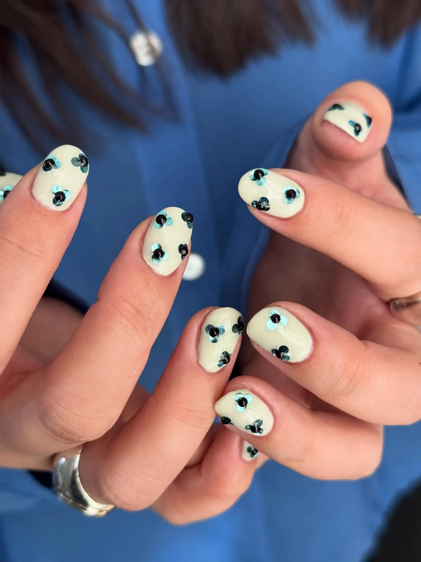 🦷🖤🦷🩵🦷🦷🩵🖤