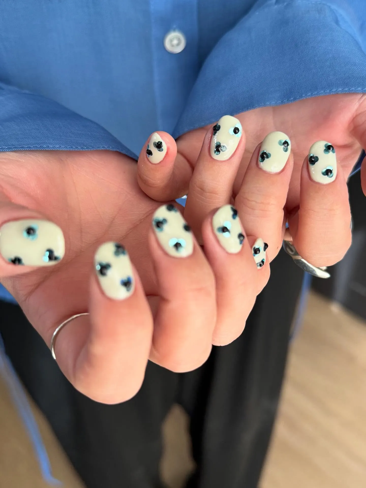 🦷🖤🦷🩵🦷🦷🩵🖤